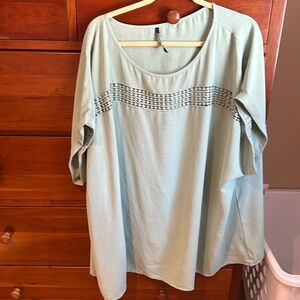 Flowy green shirt sleeve shirt